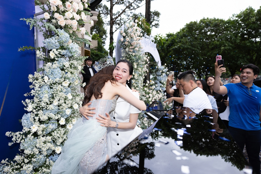 'Dì' Dung tổ chức sinh nhật bất ngờ cho Hoa hậu Mai Phương, tặng cả đàn piano bạc triệu - Ảnh 4.