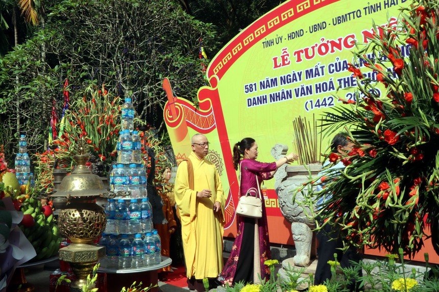 Tưởng niệm 581 năm ngày mất của Anh hùng dân tộc, Danh nhân văn hóa thế giới Nguyễn Trãi - Ảnh 3. Tưởng niệm 581 năm ngày mất của Anh hùng dân tộc, Danh nhân văn hóa thế giới Nguyễn Trãi - Ảnh 3.