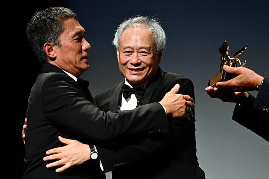 Lương Triều Vỹ bật khóc nhận giải Thành tựu trọn đời tại LHP Venice hậu tin đồn ngoại tình - Ảnh 1.