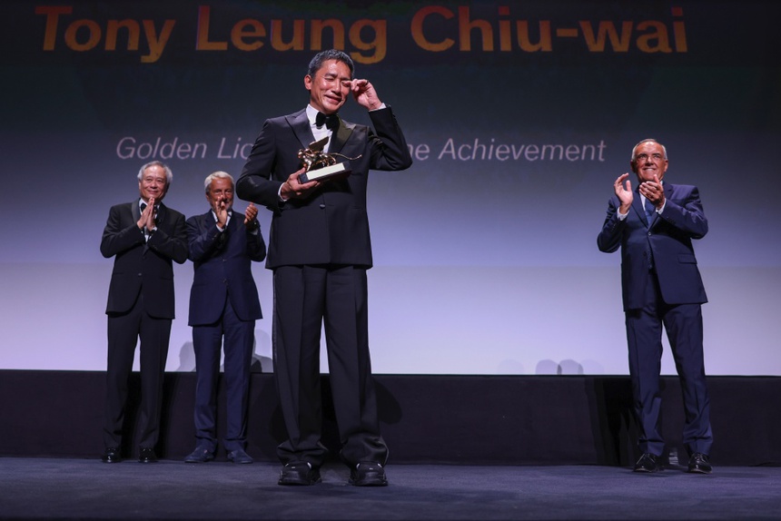 Lương Triều Vỹ bật khóc nhận giải Thành tựu trọn đời tại LHP Venice hậu tin đồn ngoại tình - Ảnh 2.