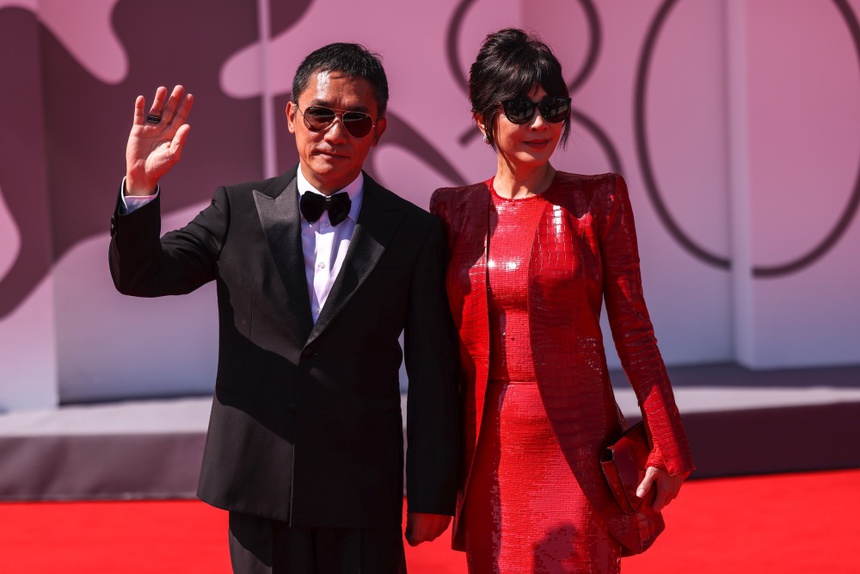 Lương Triều Vỹ bật khóc nhận giải Thành tựu trọn đời tại LHP Venice hậu tin đồn ngoại tình - Ảnh 6.