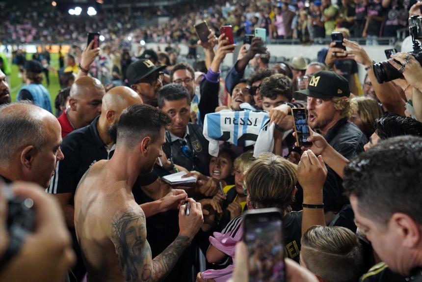 Messi có sức hút như huyền thoại bóng rổ Michael Jordan - Ảnh 1.