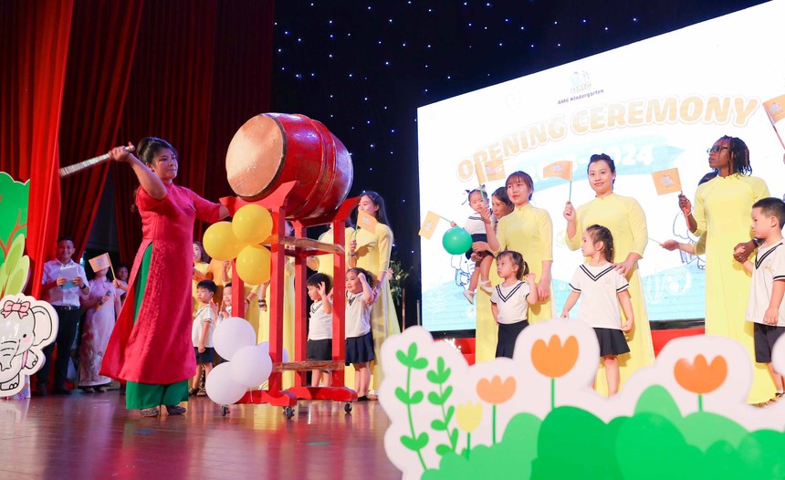 Chào tuần mới: Lấy niềm vui học sinh làm trung tâm - Ảnh 1.