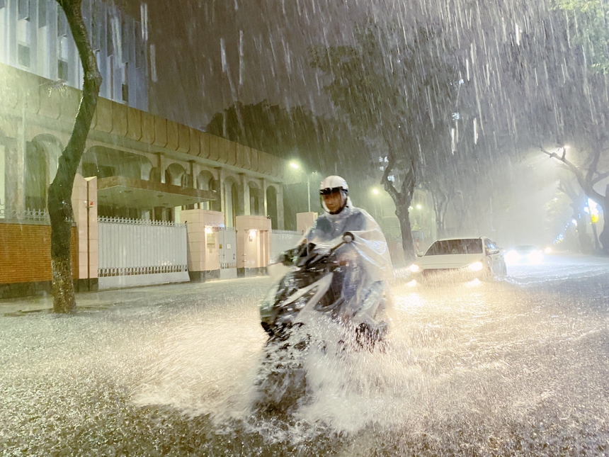 Ngày 5/9, Bắc Bộ nắng, Trung Bộ, Tây Nguyên và Nam Bộ có mưa, dông - Ảnh 1.