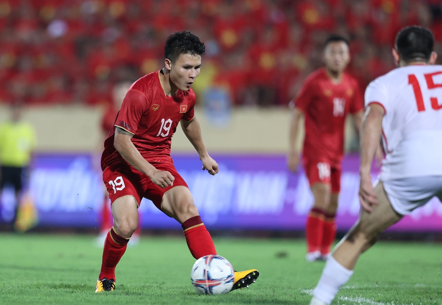 Khi Quang Hải, Hoàng Đức đá tiền đạo - Ảnh 1. Khi Quang Hải, Hoàng Đức đá tiền đạo - Ảnh 1.