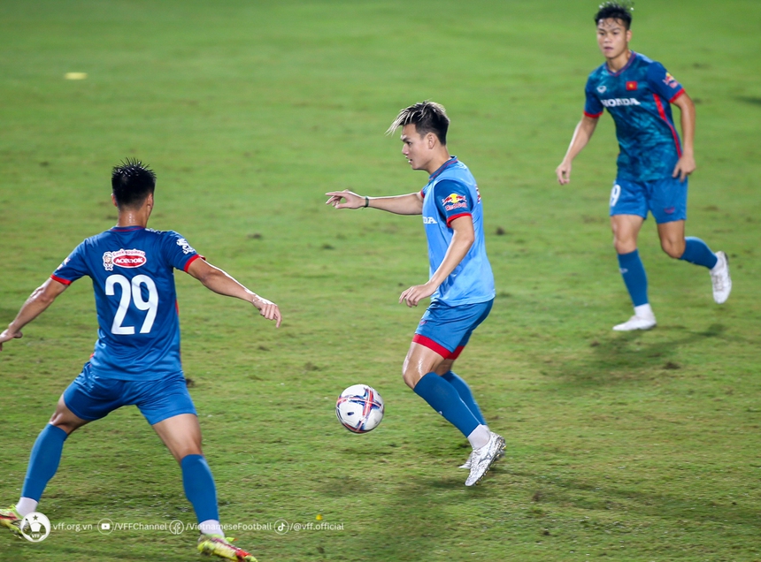 Bóng đá Việt Nam 4/9: Hồ Tấn Tài chia sẻ về khoảng thời gian tập cùng HLV Troussier - Ảnh 2.