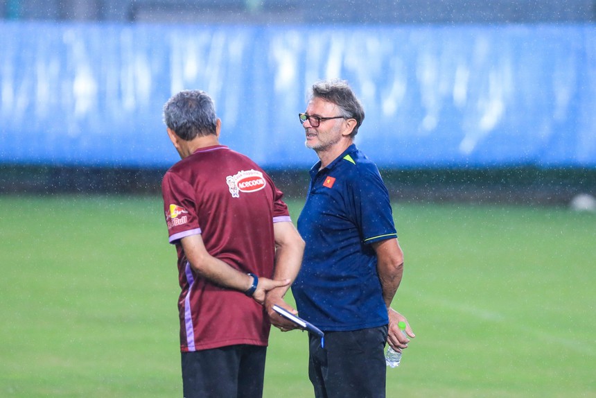 Bình luận: Chuyện“gánh” 2 đội tuyển - Ảnh 1.