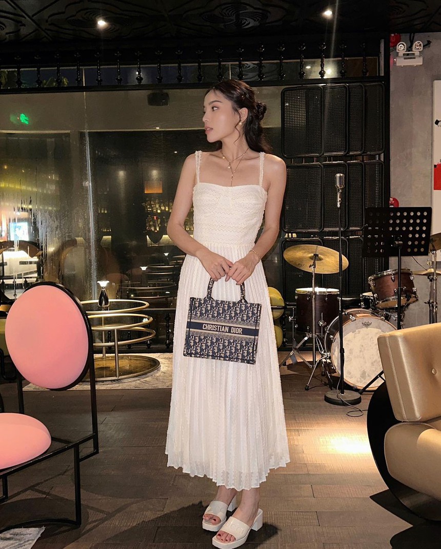 Xu hướng diện cả cây đồ trơn màu được sao Việt yêu thích  - Ảnh 10.