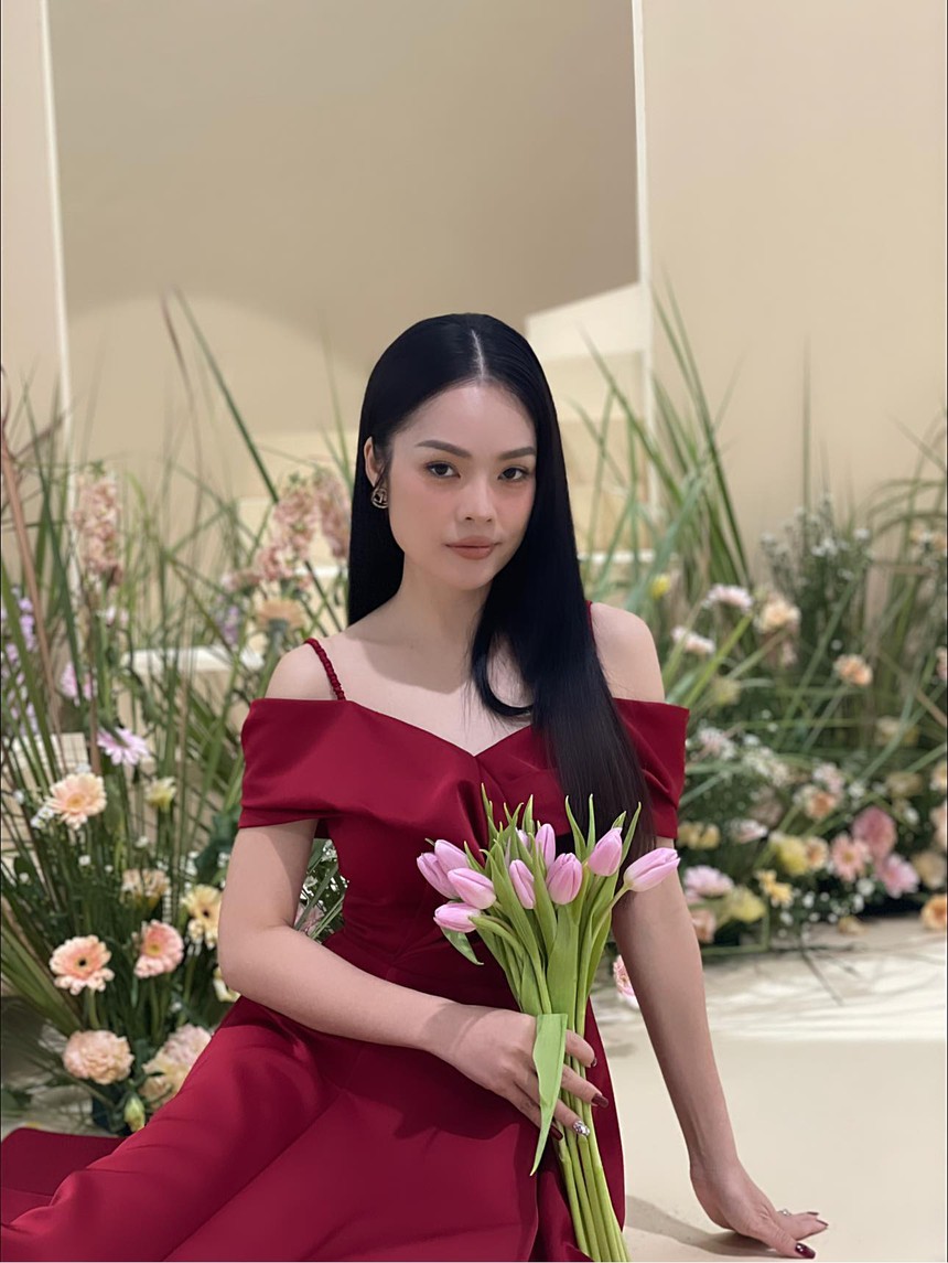 Sau lùm xùm bị chủ nợ đòi tiền, Dương Cẩm Lynh tích cực livestream bán hàng kiếm sống   - Ảnh 2.