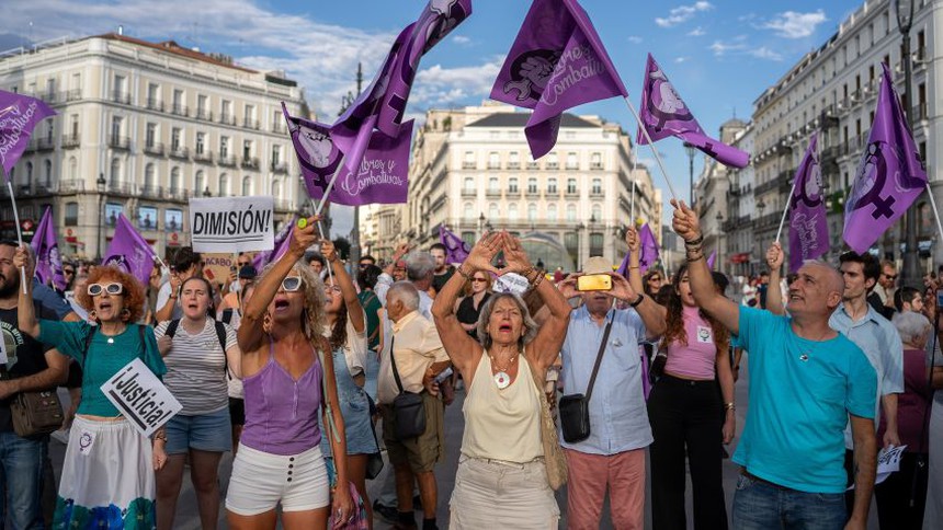 Luis Rubiales: Một phần trong lịch sử đen tối của bóng đá Tây Ban Nha - Ảnh 2.
