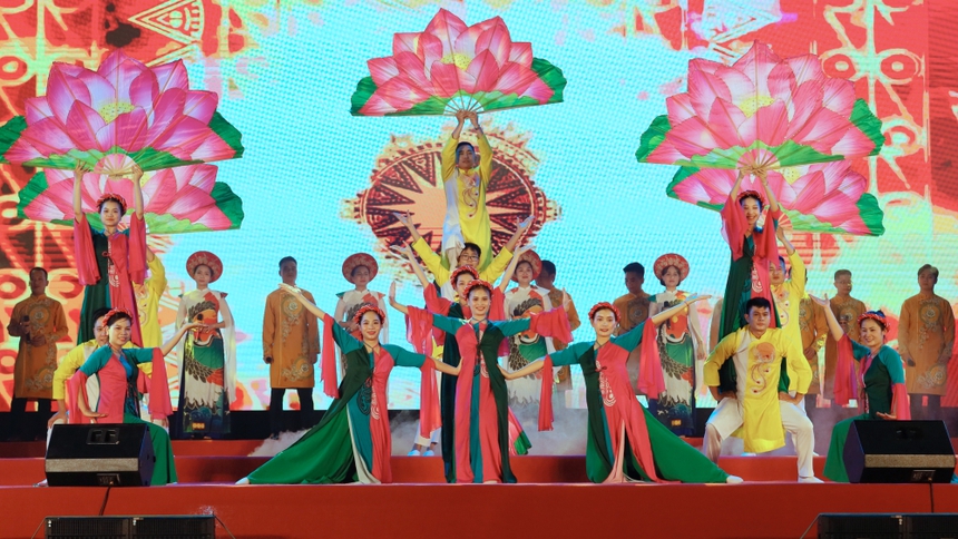 Chị Hằng biên tập - Hội diễn Nghệ thuật quần chúng tỉnh Bắc Giang năm 2023 - Ảnh 1. Chị Hằng biên tập - Hội diễn Nghệ thuật quần chúng tỉnh Bắc Giang năm 2023 - Ảnh 1.