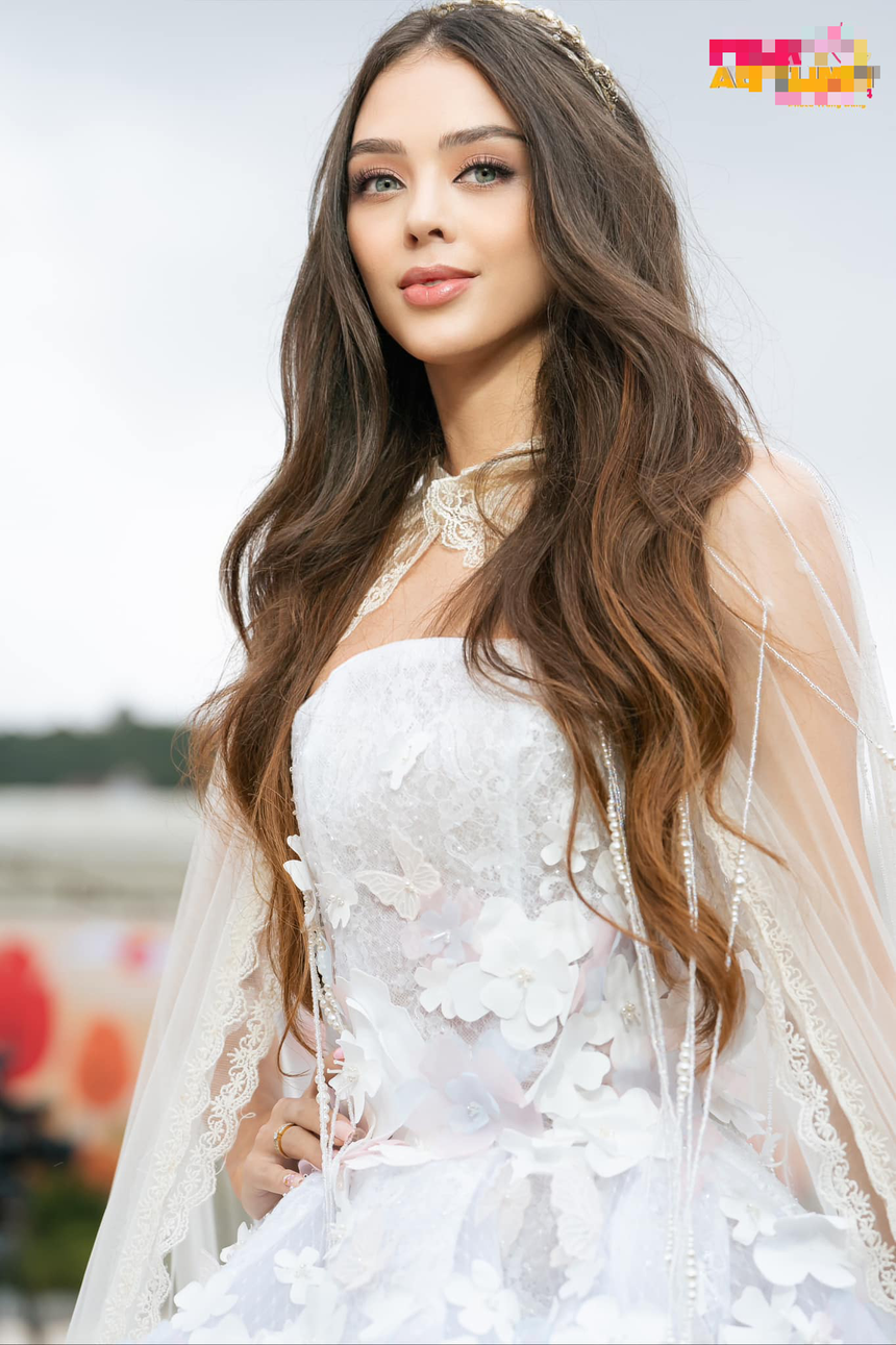 Vợ Tây của Bùi Tiến Dũng tái xuất đầy ấn tượng sau khi hạ sinh con trai đầu lòng - Ảnh 1.