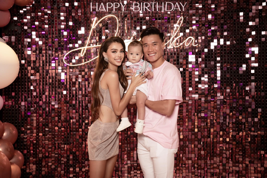 Vợ Tây của Bùi Tiến Dũng tái xuất đầy ấn tượng sau khi hạ sinh con trai đầu lòng - Ảnh 4.