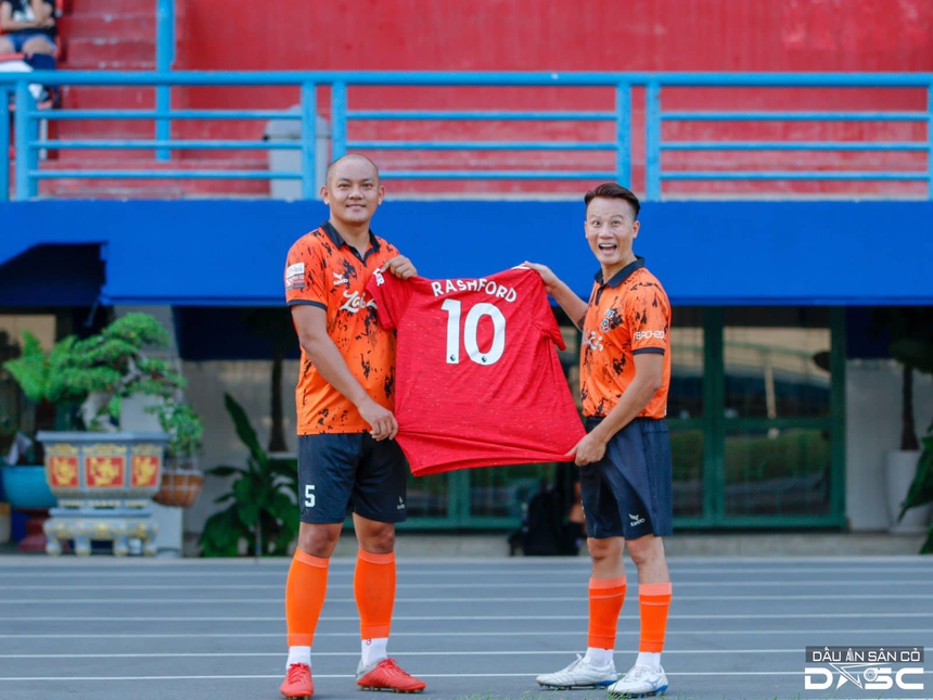 Sự việc - Ý kiến: Yêu và "ăn bám" bóng đá - Ảnh 1.