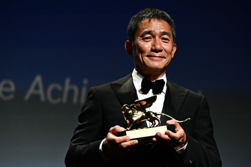 Lương Triều Vỹ nhận giải Sư tử Vàng Thành tựu trọn đời, Châu Tinh Trì gửi lời chúc mừng hiếm hoi - Ảnh 1.