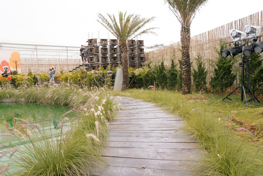 Mỹ nhân Việt chạy show dịp lễ: Nam Em tươi tắn hậu sự cố sức khỏe - Ảnh 6.