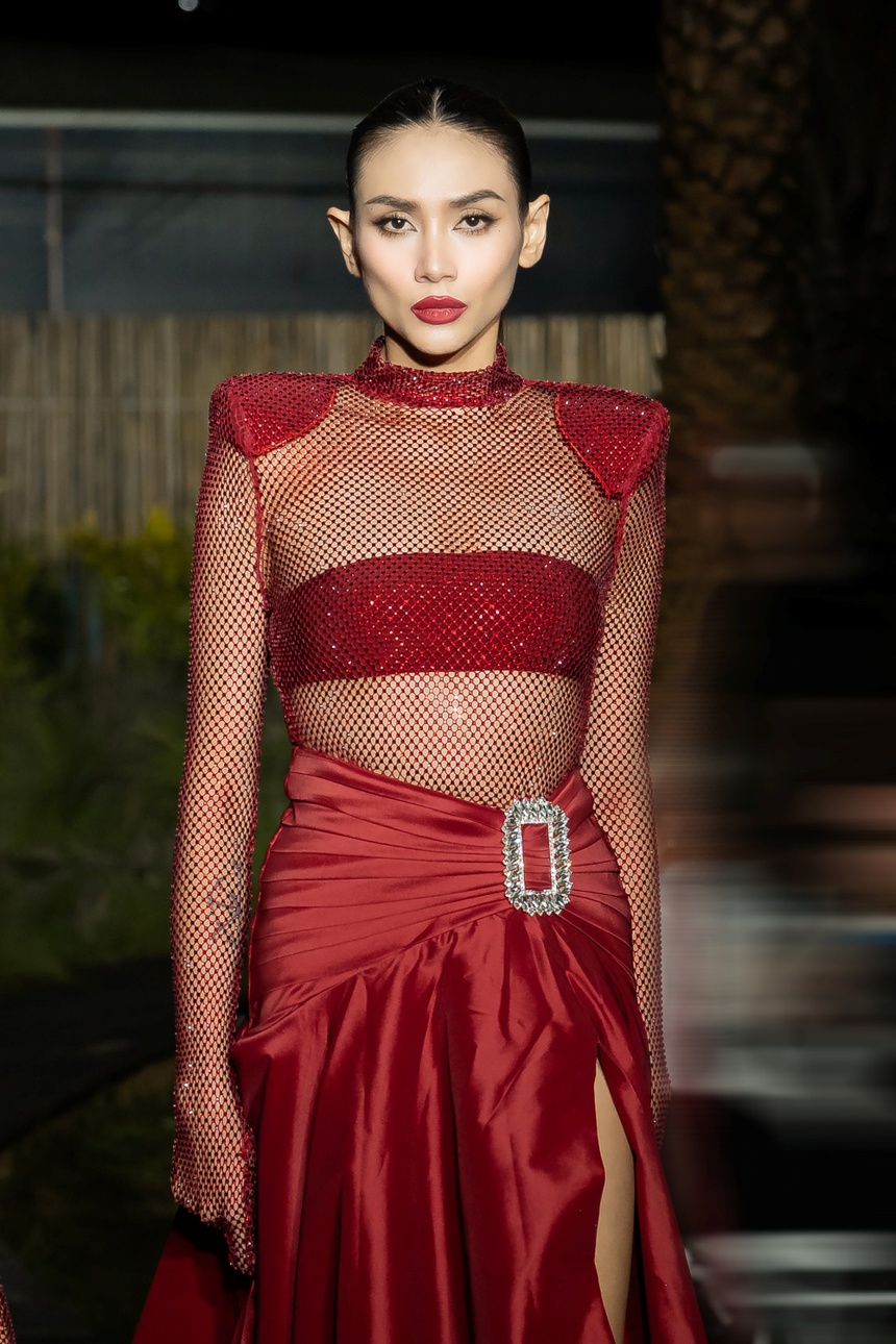 Mỹ nhân Việt chạy show dịp lễ: Nam Em tươi tắn hậu sự cố sức khỏe - Ảnh 2.