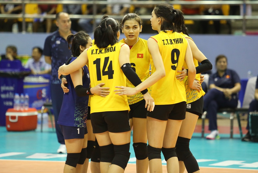 Như Quỳnh (nhìn thẳng)  ghi tới 20 điểm trong trận đấu với Thái Lan ở giải vô địch Châu Á 2023