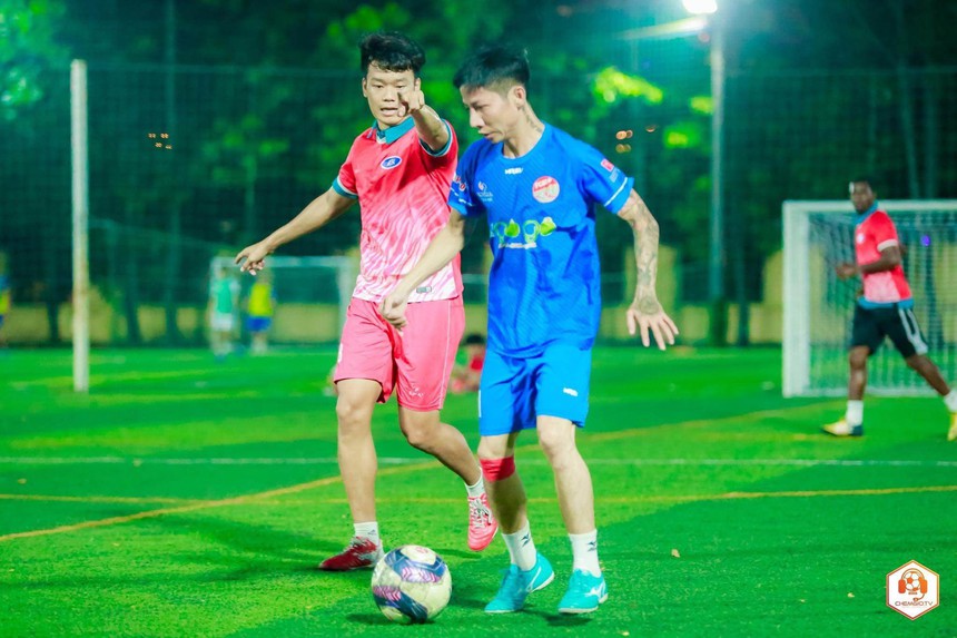 Yêu và 'ăn bám' bóng đá - Ảnh 2.