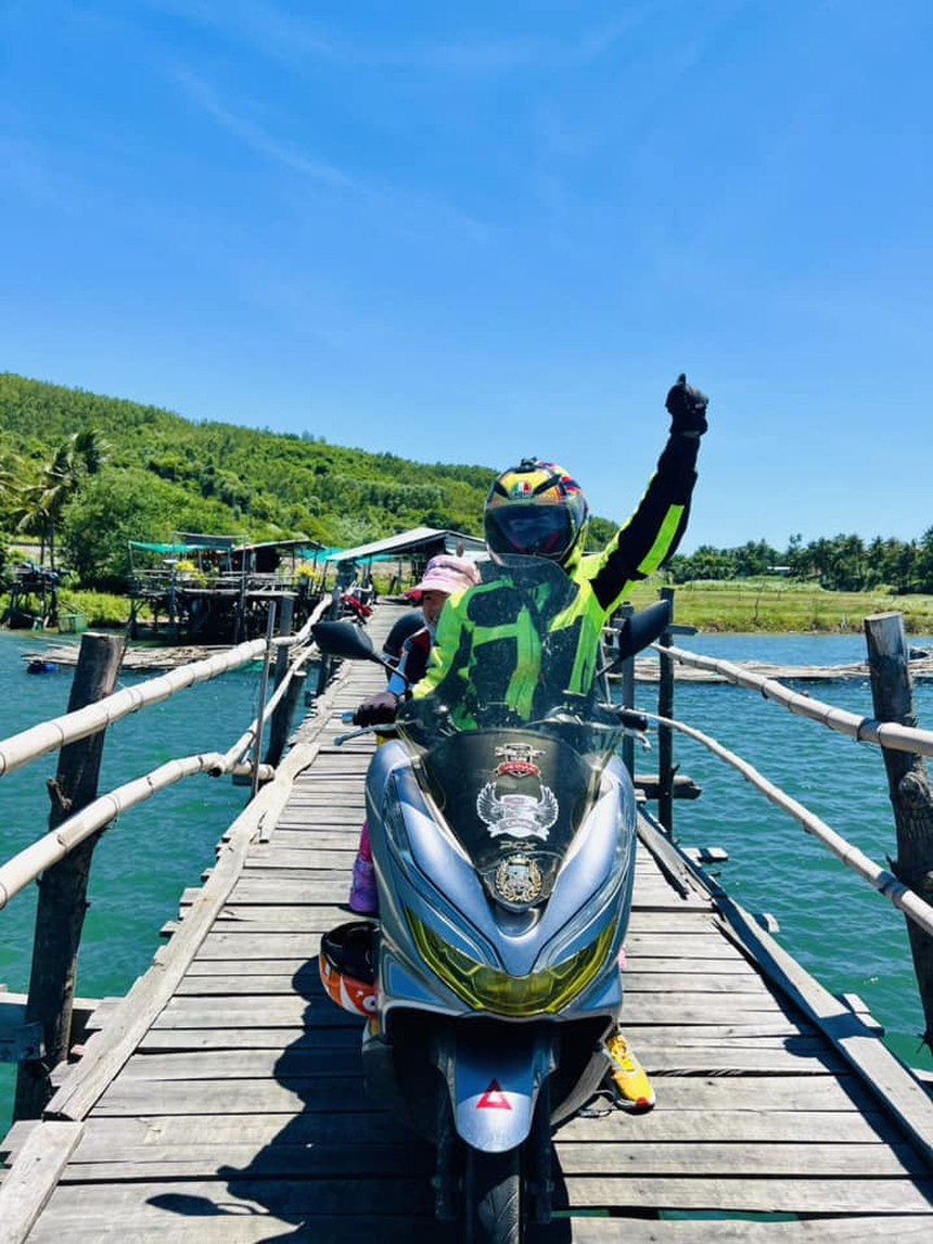 Con gái cùng mẹ U60 lái mô tô đi phượt, đổ đèo, đồng hành với nhau trên mọi cung đường - Ảnh 7.