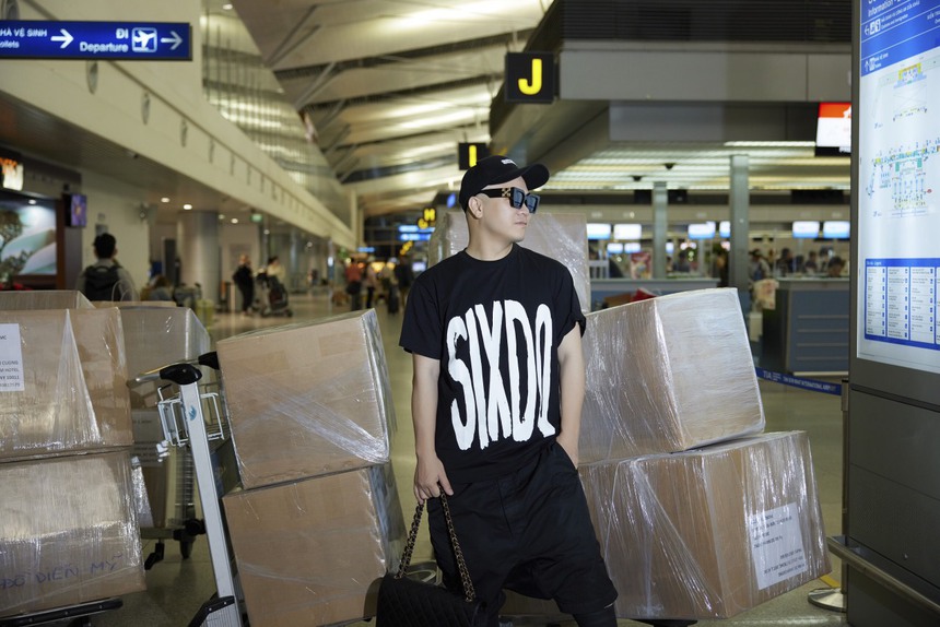 NTK Đỗ Mạnh Cường mang theo hơn 500kg hành lý sang Mỹ dự show thời trang  - Ảnh 3.