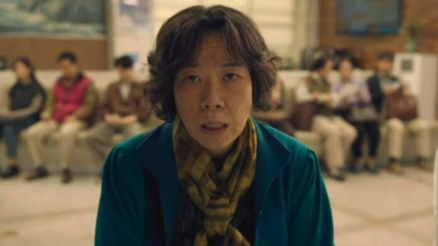 'Người mẹ báo thù' Yeom Hye Ran trong 'Mask Girl': Một năm đóng 2 bom tấn, U50 tỏa sáng rực rỡ - Ảnh 4. 'Người mẹ báo thù' Yeom Hye Ran trong 'Mask Girl': Một năm đóng 2 bom tấn, U50 tỏa sáng rực rỡ - Ảnh 4.