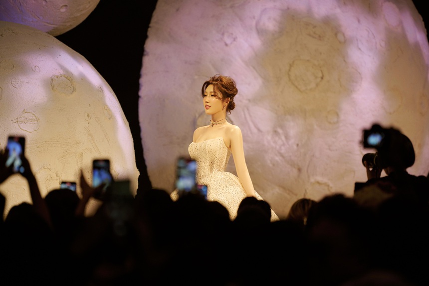 Thúy Ngân đọ sắc một 9 một 10 cùng 'Ma nữ Thái Lan' Mai Davika - Ảnh 5.