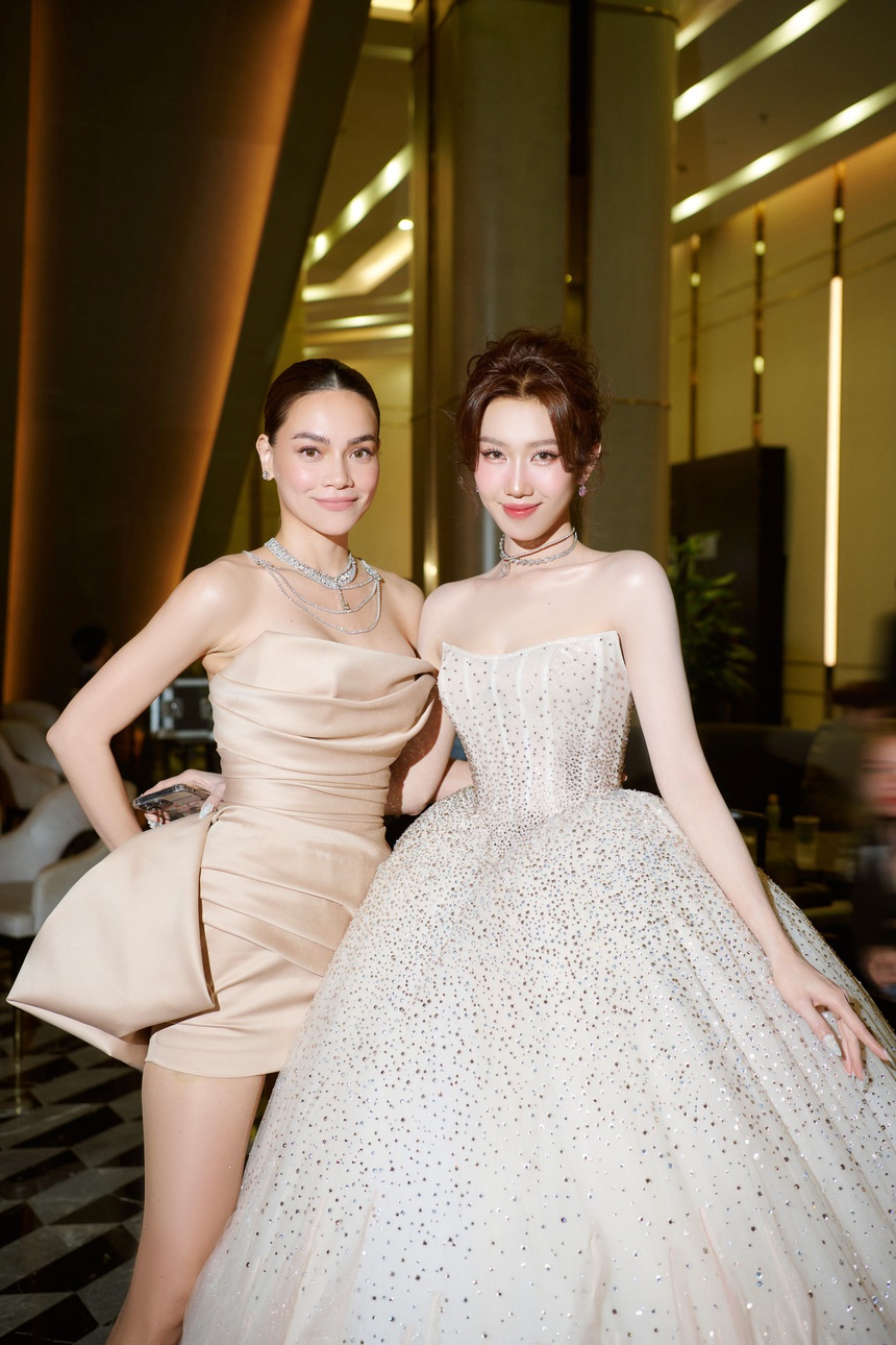 Thúy Ngân đọ sắc một 9 một 10 cùng 'Ma nữ Thái Lan' Mai Davika - Ảnh 3.