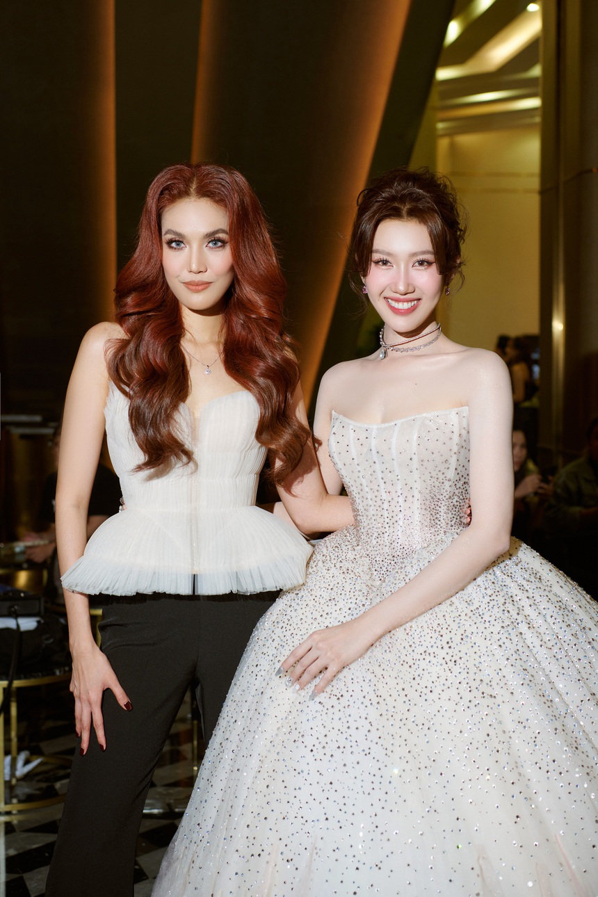 Thúy Ngân đọ sắc một 9 một 10 cùng 'Ma nữ Thái Lan' Mai Davika - Ảnh 7.