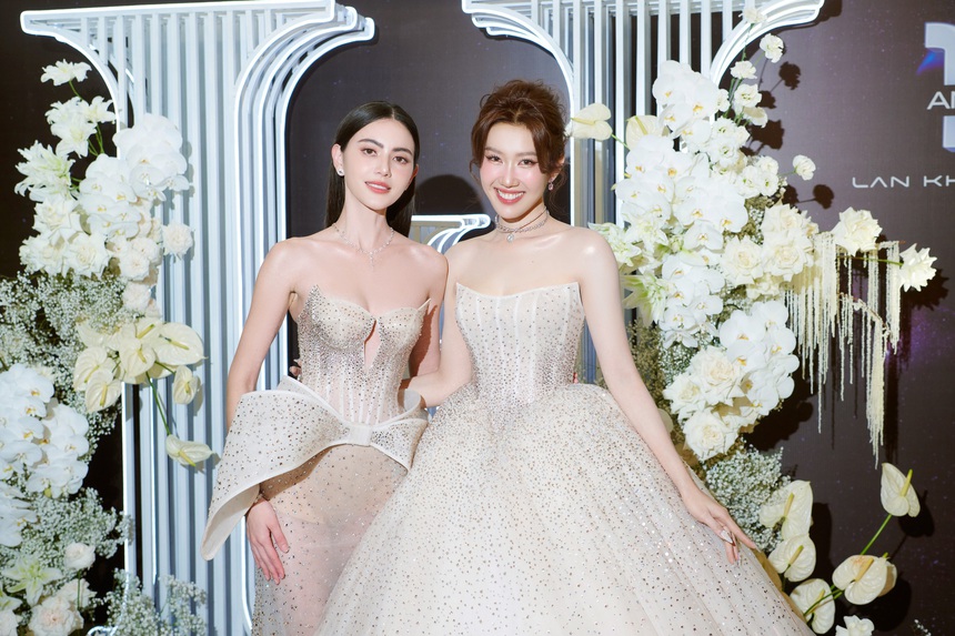 Thúy Ngân đọ sắc một 9 một 10 cùng 'Ma nữ Thái Lan' Mai Davika - Ảnh 1.