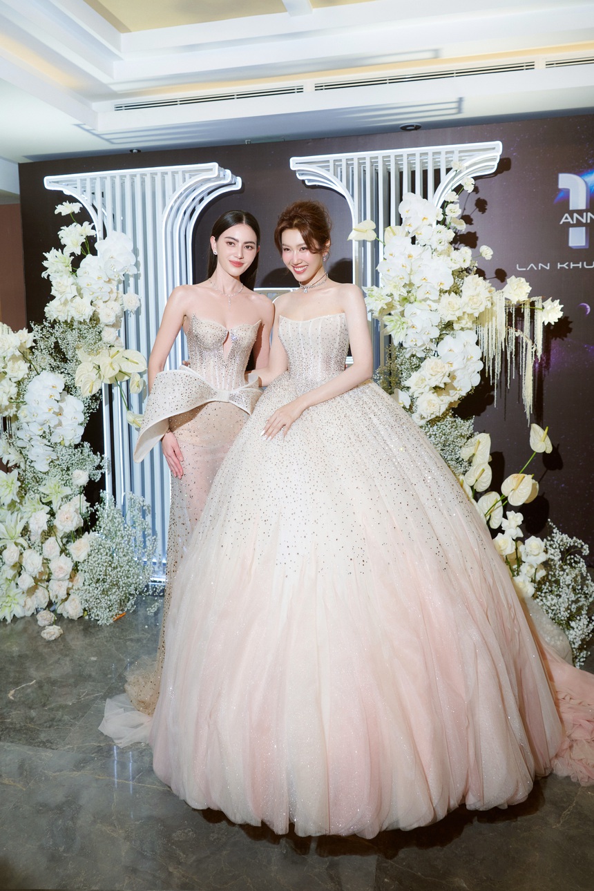 Thúy Ngân đọ sắc một 9 một 10 cùng 'Ma nữ Thái Lan' Mai Davika - Ảnh 2.