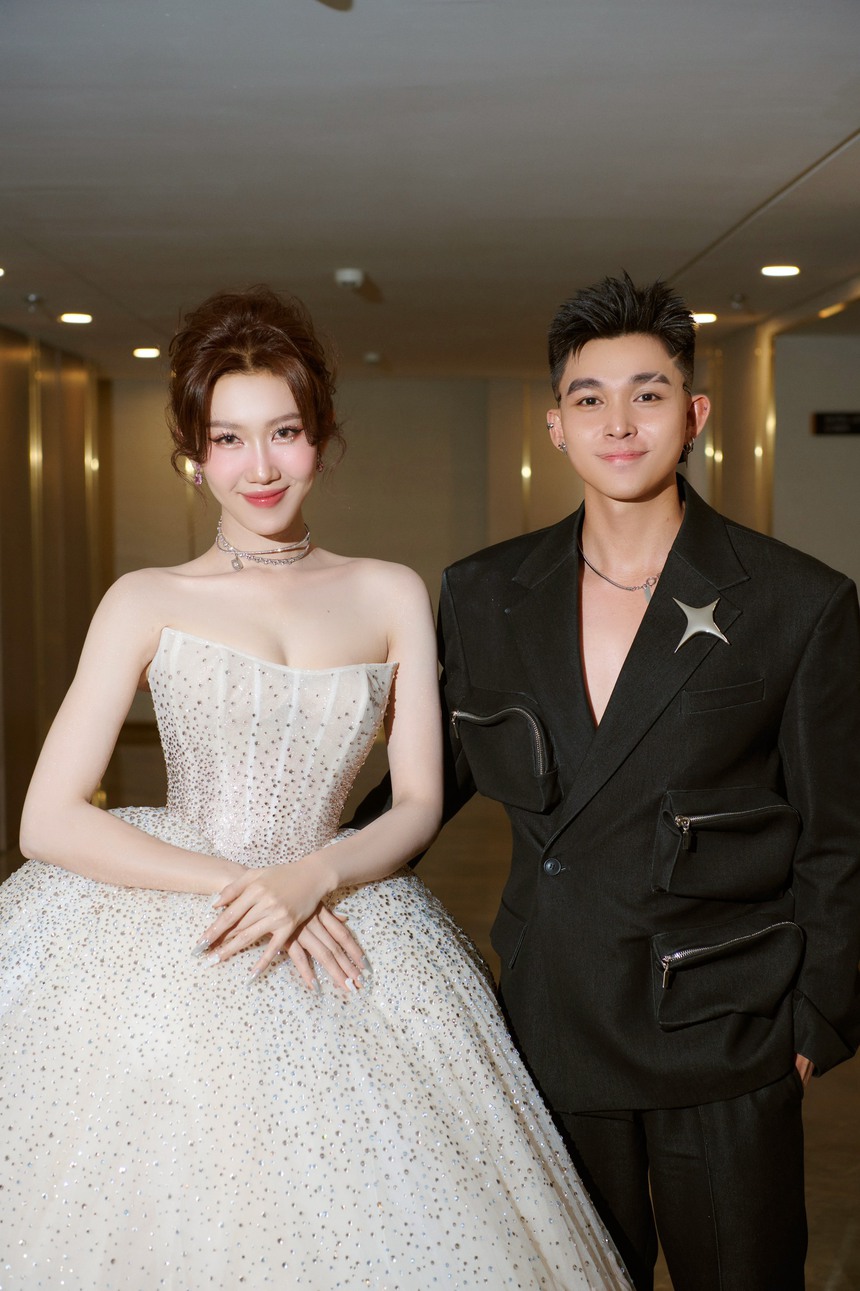 Thúy Ngân đọ sắc một 9 một 10 cùng 'Ma nữ Thái Lan' Mai Davika - Ảnh 9.