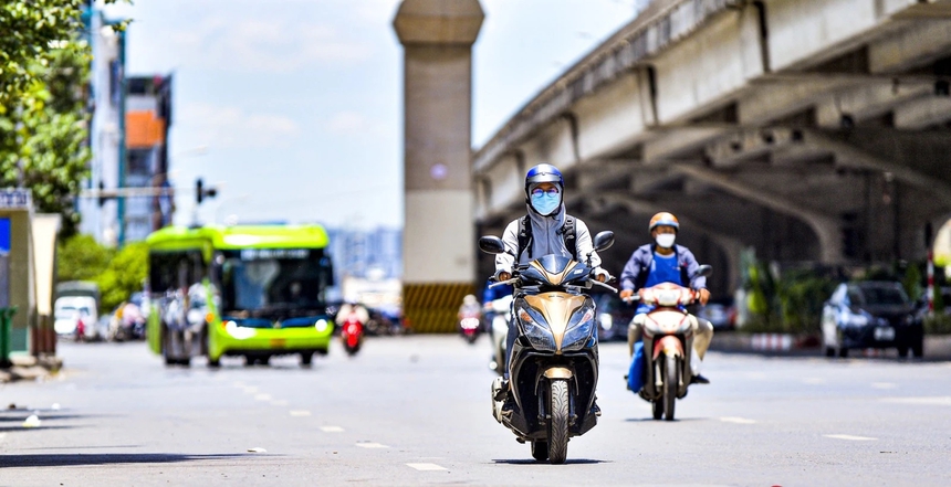 Bắc Bộ ngày nắng nóng, Nam Bộ chiều mưa dông - Ảnh 2.