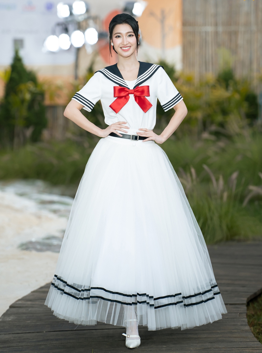 Á hậu Phương Nhi hoá nữ sinh, Bảo Ngọc diễn vedette cho NTK Hà Thanh Việt - Ảnh 1. Á hậu Phương Nhi hoá nữ sinh, Bảo Ngọc diễn vedette cho NTK Hà Thanh Việt - Ảnh 1.