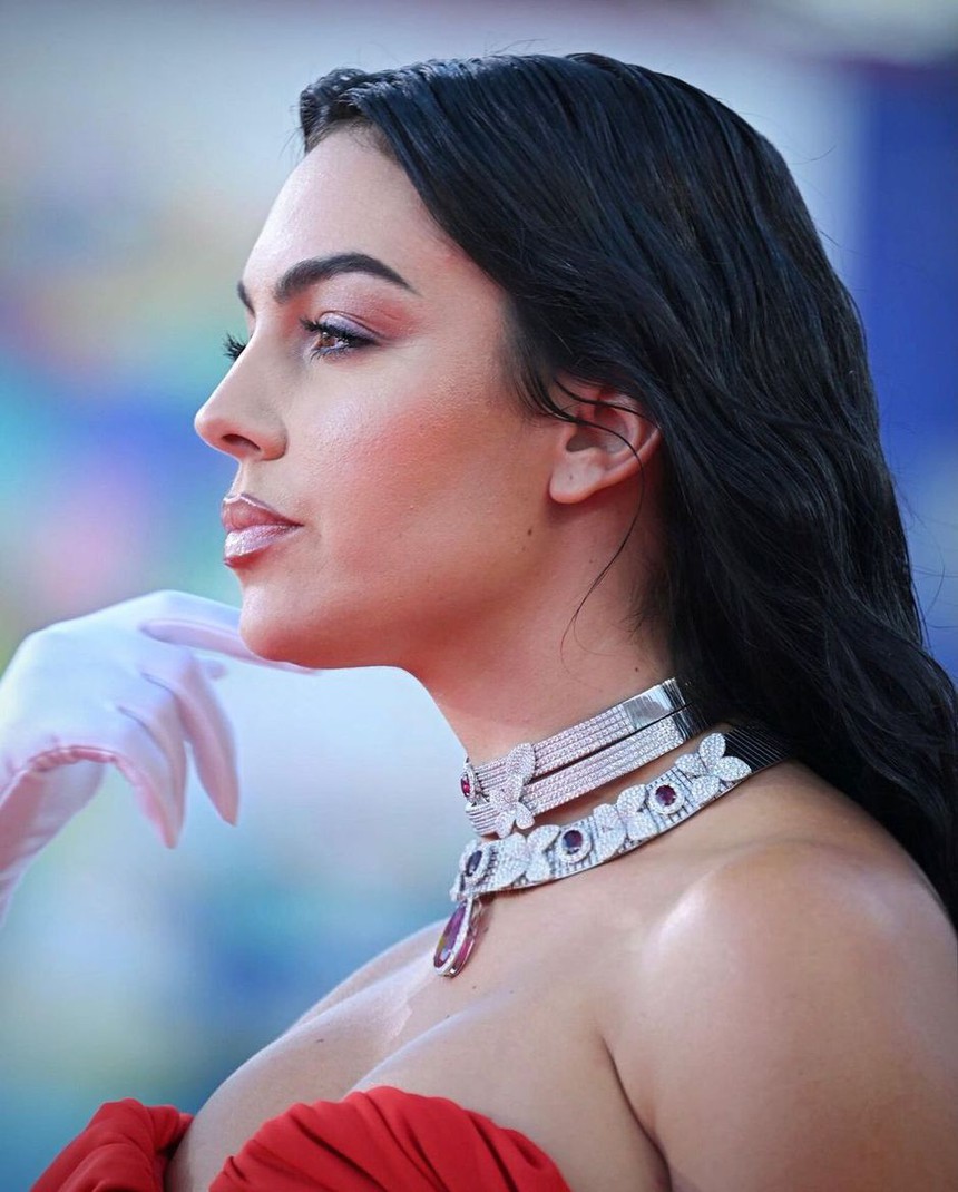 Bạn gái Cristiano Ronaldo gợi cảm 'đốt mắt' trên thảm đỏ LHP Venice - Ảnh 2.