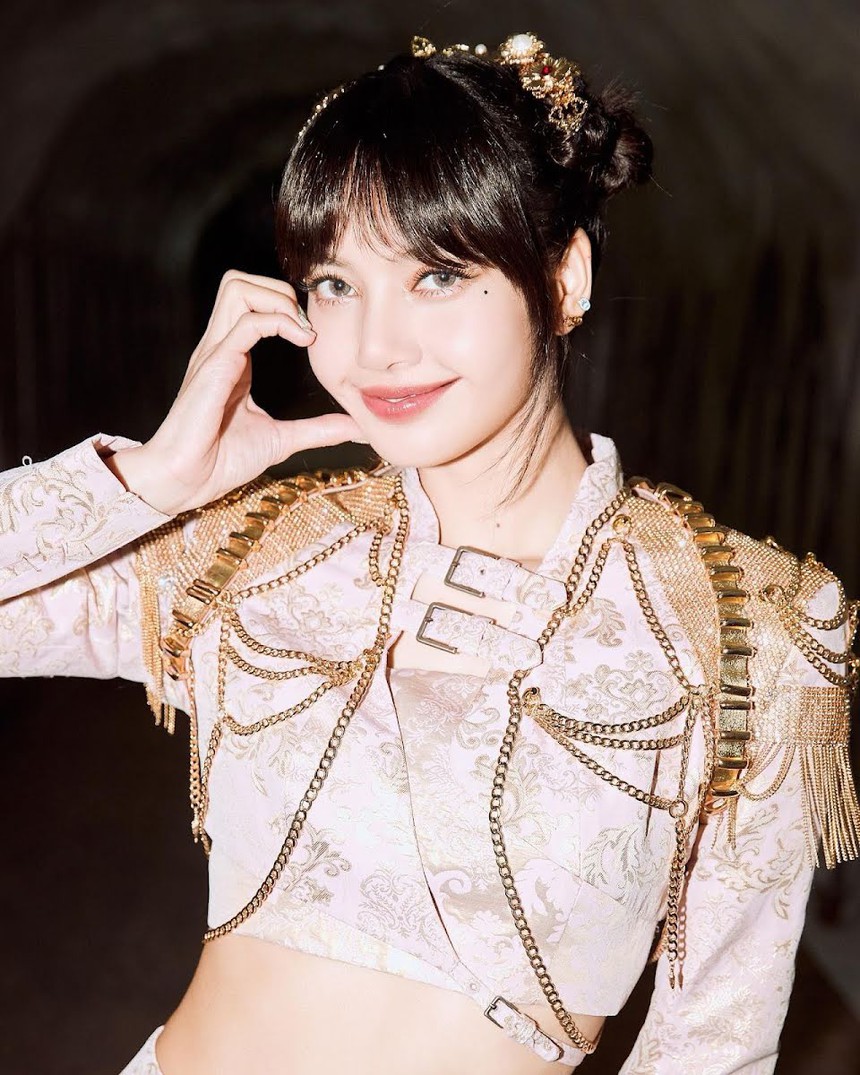 Lisa Blackpink biểu diễn solo ở quán rượu 18+ nổi tiếng thế giới - Ảnh 5.