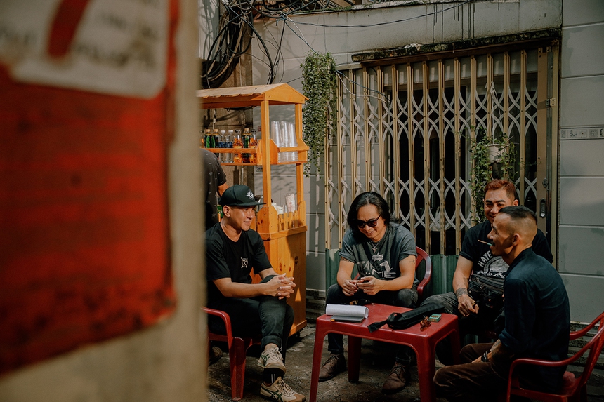 Bức Tường tăng tốc, lần đầu 'Nam tiến' quay MV kết hợp với Phạm Anh Khoa  - Ảnh 1.