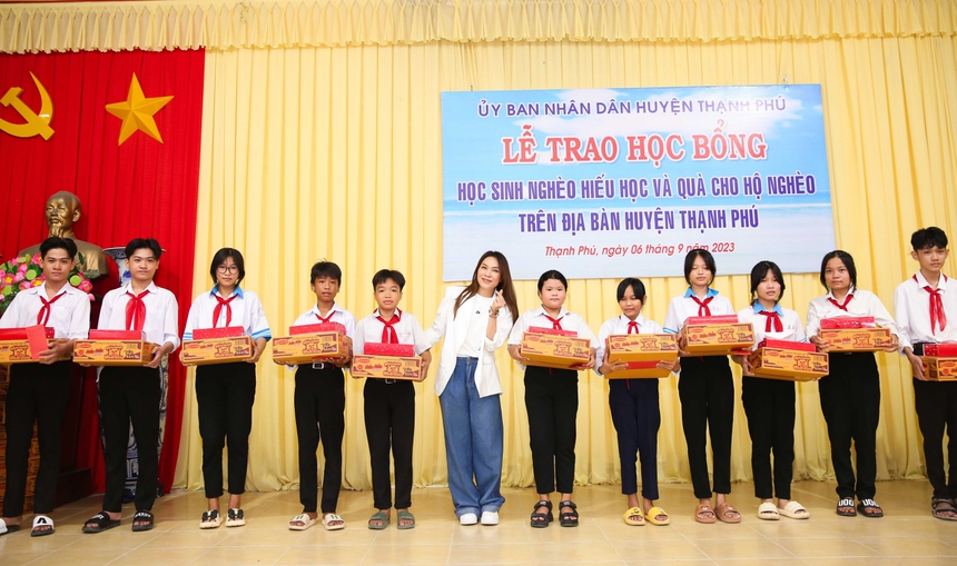 Mỹ Tâm trao 100 suất học bổng cho trẻ em nghèo hiếu học - Ảnh 3.
