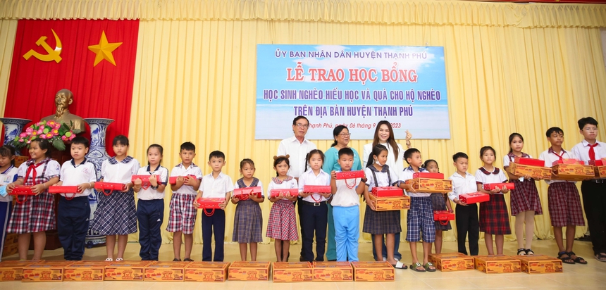 Mỹ Tâm trao 100 suất học bổng cho trẻ em nghèo hiếu học - Ảnh 2.