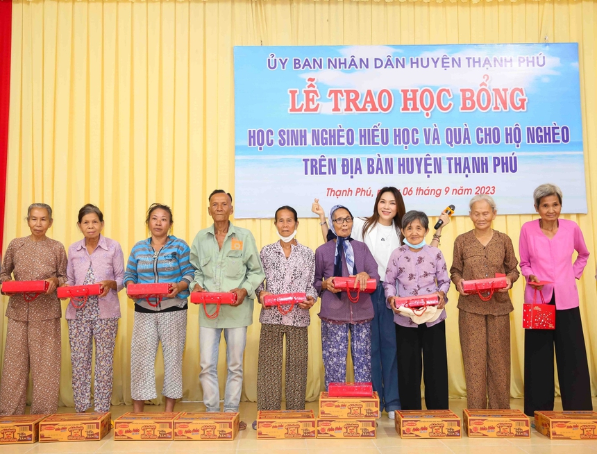 Mỹ Tâm trao 100 suất học bổng cho trẻ em nghèo hiếu học - Ảnh 7.
