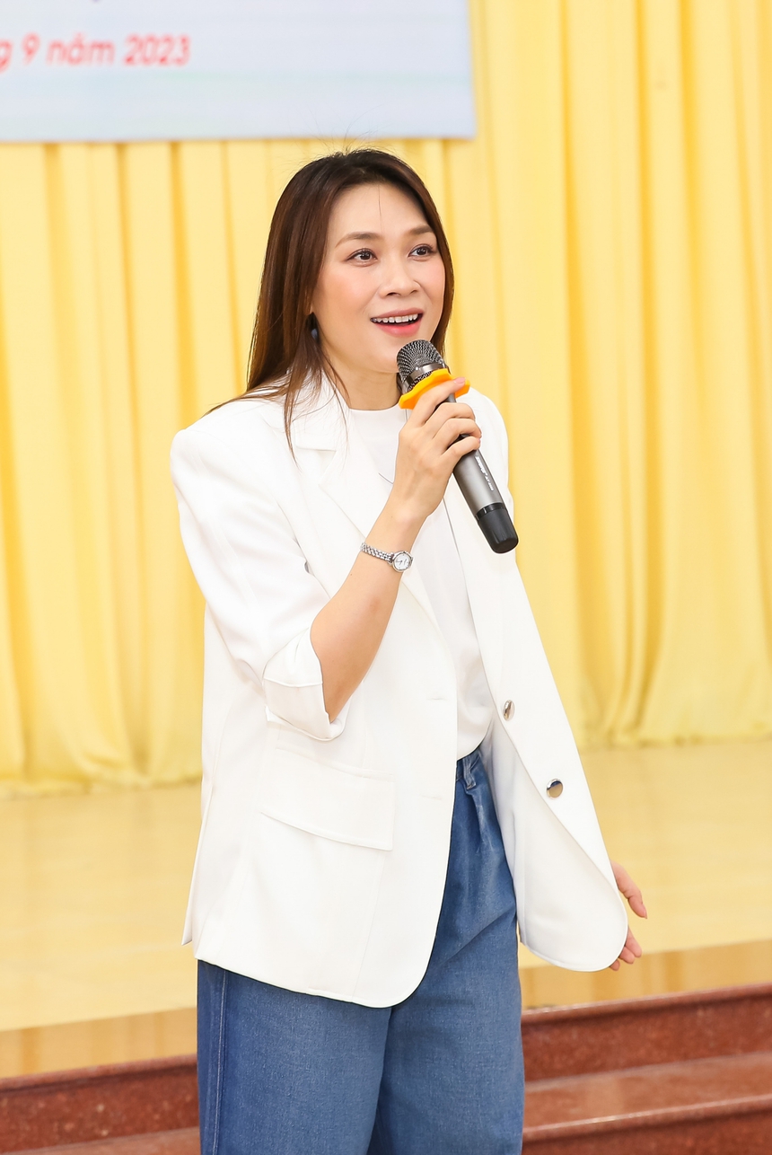 Mỹ Tâm trao 100 suất học bổng cho trẻ em nghèo hiếu học - Ảnh 1.