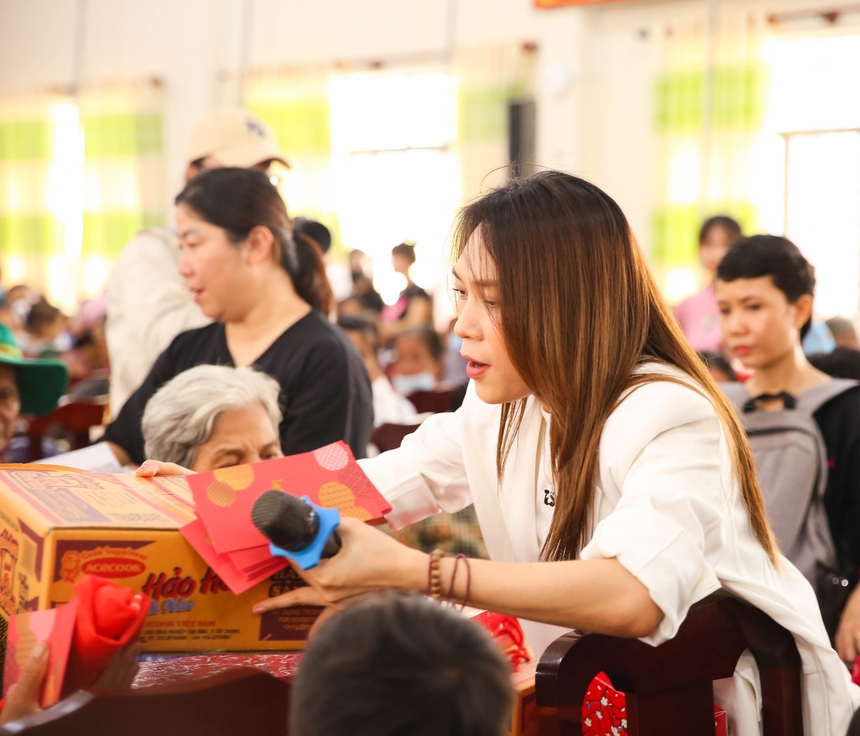 Mỹ Tâm trao 100 suất học bổng cho trẻ em nghèo hiếu học - Ảnh 9.