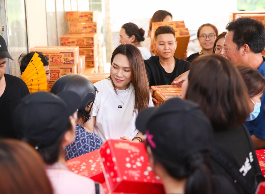 Mỹ Tâm trao 100 suất học bổng cho trẻ em nghèo hiếu học - Ảnh 8.