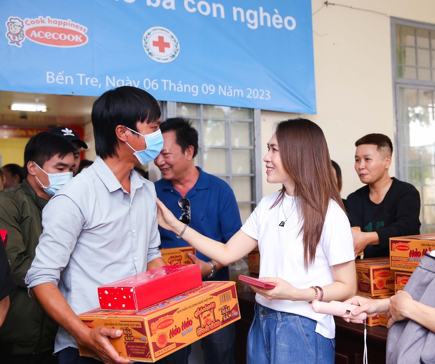 Mỹ Tâm trao 100 suất học bổng cho trẻ em nghèo hiếu học - Ảnh 6.
