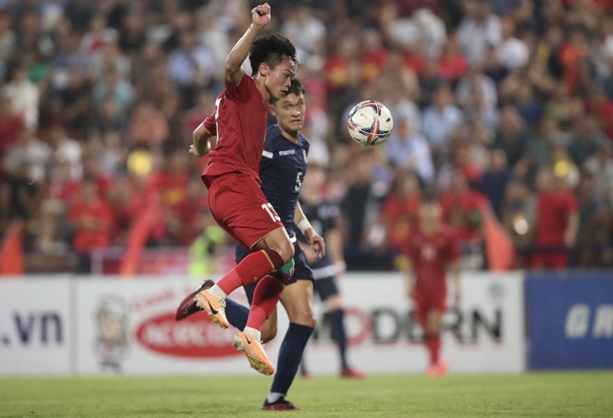 Nổi bật ở U23 Việt Nam, hậu vệ SLNA tiếp bước Ngọc Hải, Xuân Mạnh - Ảnh 1.