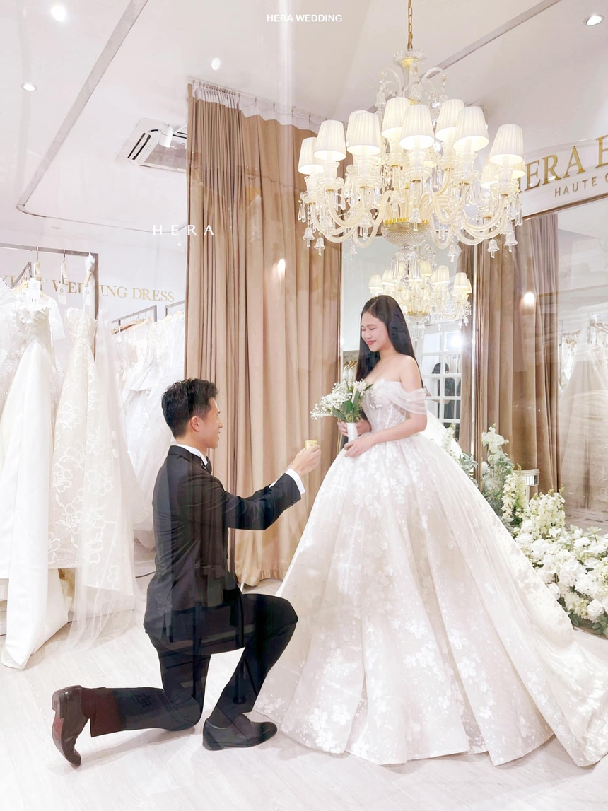 Nhiều đồng đội chúc mừng Đình Trọng trong khoảnh khắc xúc động bên bạn gái 9 năm - Ảnh 2.