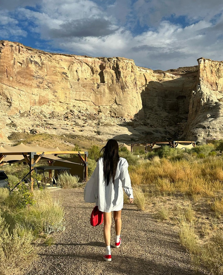 Jennie Blackpink lại gây ghen tị với bộ ảnh đẹp mê hồn trong kỳ nghỉ dưỡng sang chảnh - Ảnh 2.