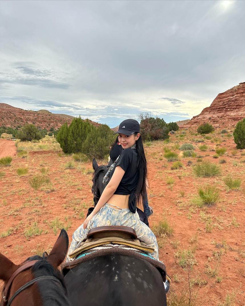 Jennie Blackpink lại gây ghen tị với bộ ảnh đẹp mê hồn trong kỳ nghỉ dưỡng sang chảnh - Ảnh 18.