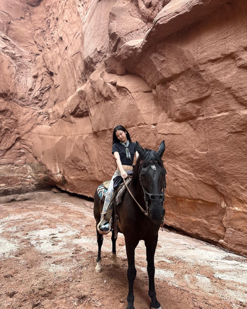 Jennie Blackpink lại gây ghen tị với bộ ảnh đẹp mê hồn trong kỳ nghỉ dưỡng sang chảnh - Ảnh 19.