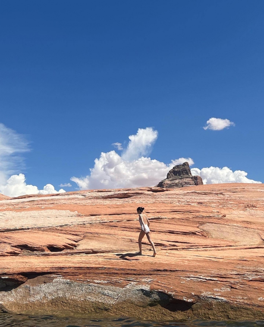 Jennie Blackpink lại gây ghen tị với bộ ảnh đẹp mê hồn trong kỳ nghỉ dưỡng sang chảnh - Ảnh 23.